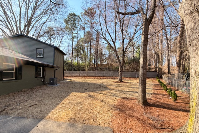 half of the yard - Chapel Hill 4 bedroom/ 3 bathroom GEM House