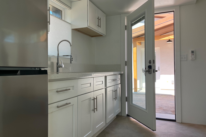Kitchen - Quiet 250 sf studio w/loft, bike to campus