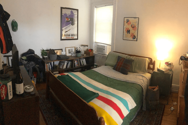 bedroom (for sublet) - Mission Hill Student Apartment Fall Sublet