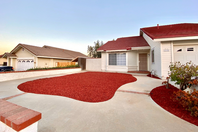Front yard - Master Bedroom with Private Bathroom for 2 People