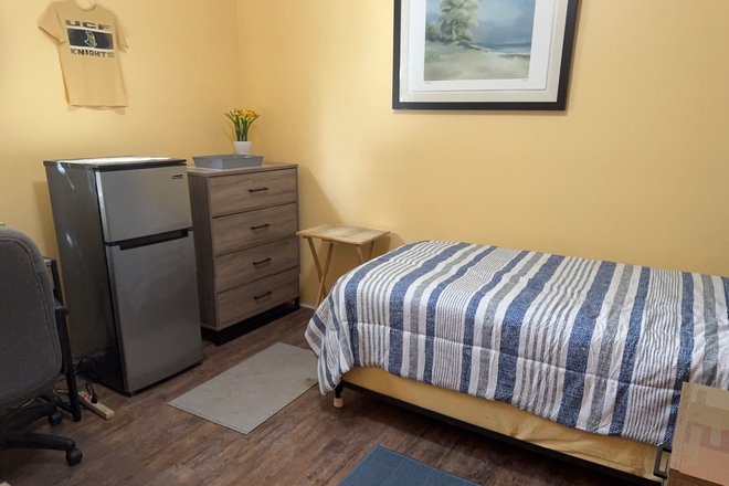 Bedroom - Room for rent in private home/2 miles campus, UCF