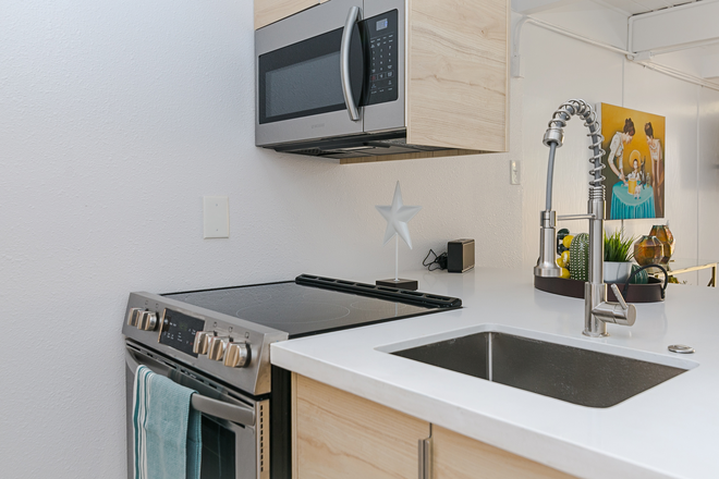 Kitchen sink - Quiet/Updated Large 2brd 1.5 bath, 1mile to Rice Campus, Quiet Area Condo