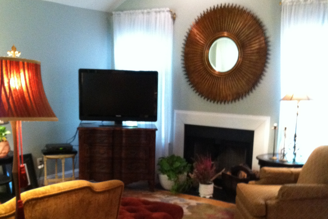 Living Room - Walk to UNC Hospital, UNC ,School of Global Public Health, Dental School, Medical Library,etc. House