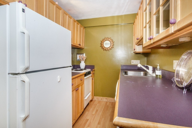 Kitchen - HARVARD SQ 2 BED TROWBRIDGE PL INCL PARKING Condo