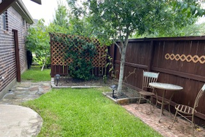 Nice private yard with sitting area, garden area, BBQ area - Upscale 1 bedroom in quite neighborhood. Includes yard, washer/& utilities paid by landlord. Pets OK