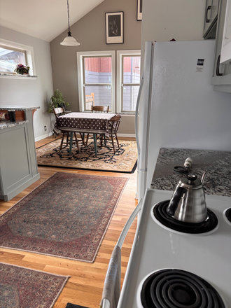 Dining area - Tidy small private home