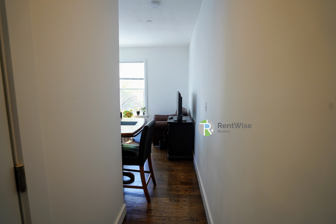 1 - SEPT 2026- E. Cambridge 3 bed 1.5 w/ W/D in unit! Pet Friendly, No Fee Apartments