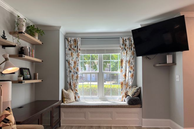 Window seat w/ storage underneath - Furnished 2 bed/1.5 bath townhouse w/ Patio - Excellent location!