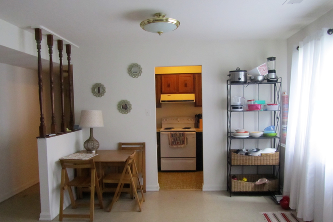 Dining area - Great value on very large 2 bedroom apt., quick walk to campus, free parking