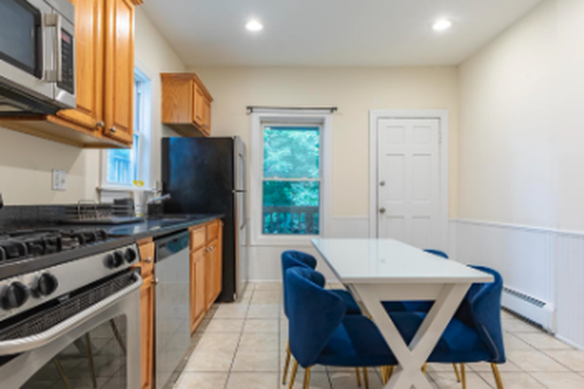 living - GREAT 5 BED WITH IN-UNIT LAUNDRY! WATER INCLUDED!! 9/1/26! Apartments