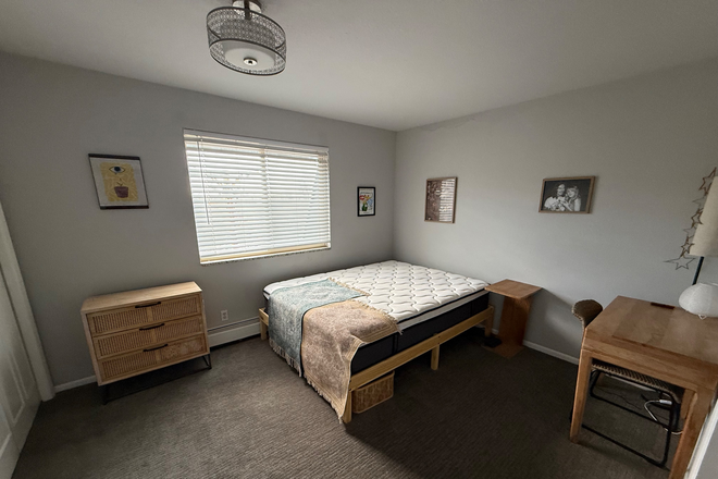 Bedroom - Apartment on the Hill - University Townhomes