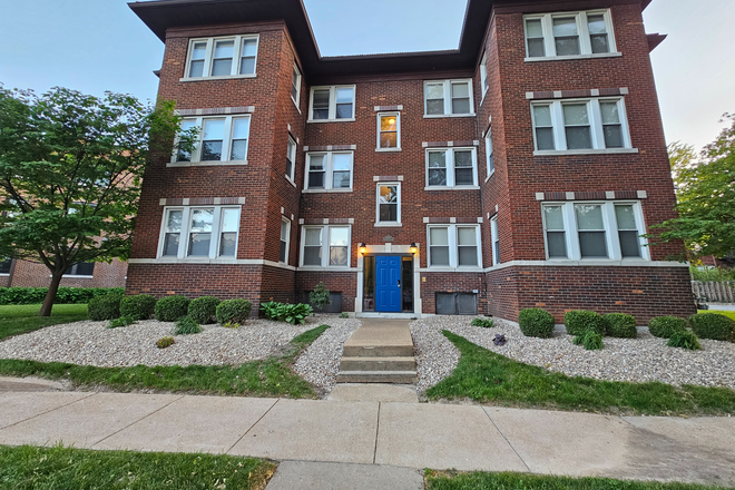 Building - 6250 Clemens Avenue University City, Wash U bus stop on property