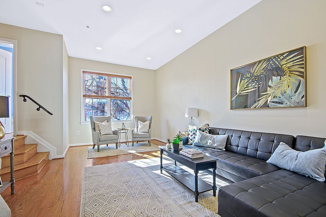 Living Room - Stunning 3BR/4BA Townhouse in Historic Fells Point - Walk to Hopkins