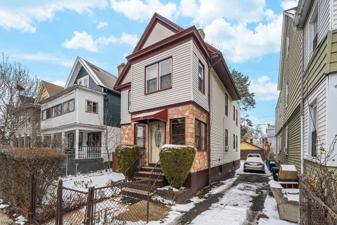 Front - Modern 4BR, 1,400 SF Duplex – Just 5 Minutes from Campus!