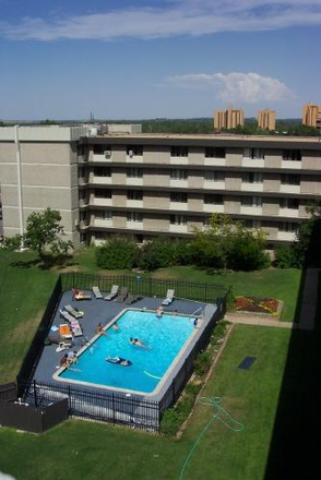 The pool at Creekside (they keep it pretty clean) - Creekside Apartments - Looking for a Roommate