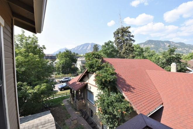 Balcony view - 2 BDRM SPRING SUBLEASE -- 1125 Grandview Ave Apt 10