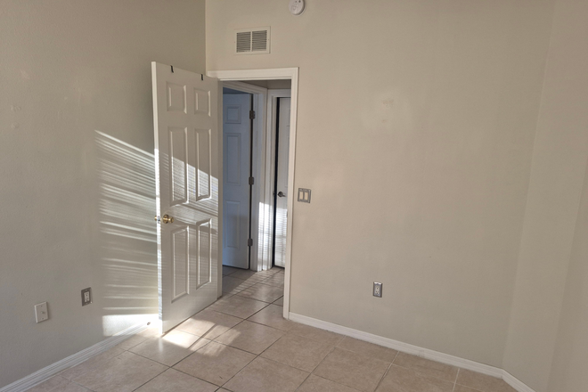 Bedroom (Corner) - Townhouse room sublet
