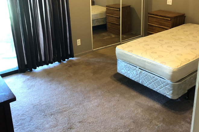 Bedroom - 1 Room for Rent in Quiet Neighborhood