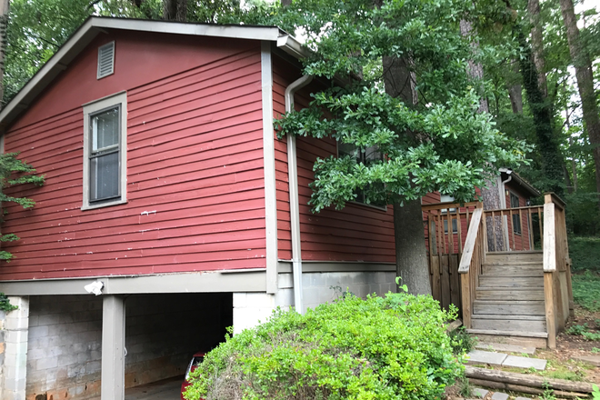 Exterior view of cottage - Garage Cottage-Studio Apartments