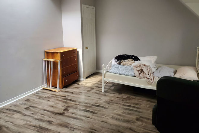 Bedroom with skylight - 1 furnished bedroom with shared bathroom in 4 bedroom house unit