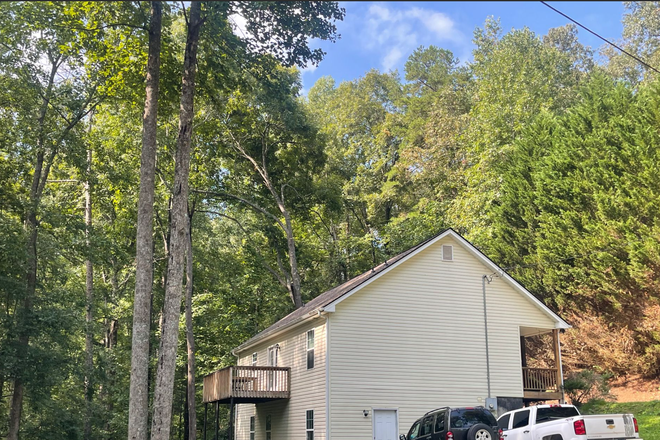 outsite - $3075(whole house)-util.incl. Dogs Ok.