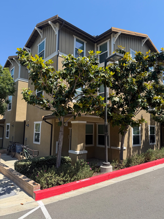 Outside View of Townhome - Private Bed/Bath CDS close to campus