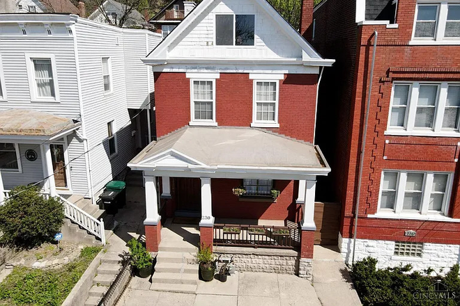 Outside front view - Private home 10 minute walk to UC