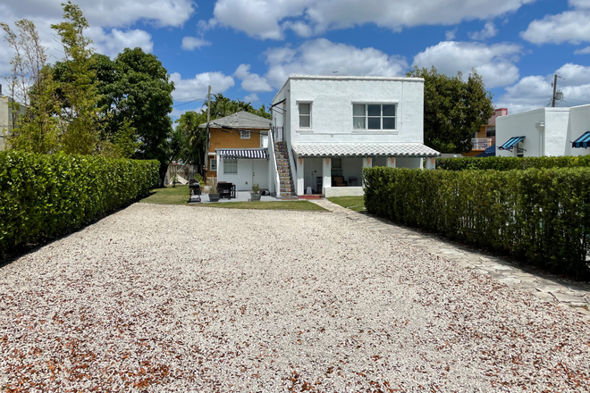 Front - Pool 2 Bedroom impeccable unit close to Briar Park Duplex