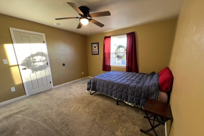 Bedroom #1 - Spare Room Rental with private bath between 3 to 6 miles from metro area campuses - House