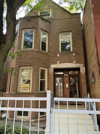 702 S. Ada St. - Between UIC East & West Campuses Apartments