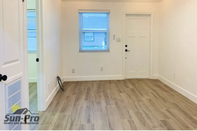 748 Living Room - 748 Bethune - Walk to Campus! Duplex