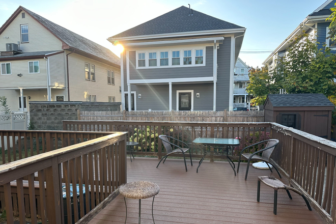 Porch - SPRING SEMESTER SUBLET! Seeking 1 Room Sublet, 1 minute walk to campus, 5 minute walk to Green Line House