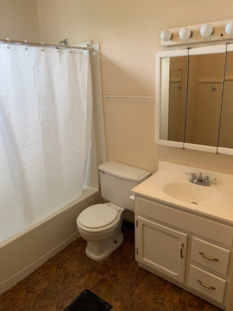 Bathroom - Large apartment very close to UC campus!