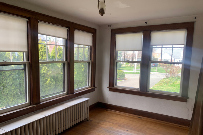1st floor sunroom -- windows since renewed - Graduate Students sought shared housing through June in SoNo waterfront area House