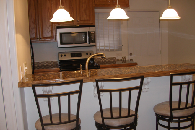 kitchen with breakfast bar - TEMPLE - LOWER LEVEL SUITE House