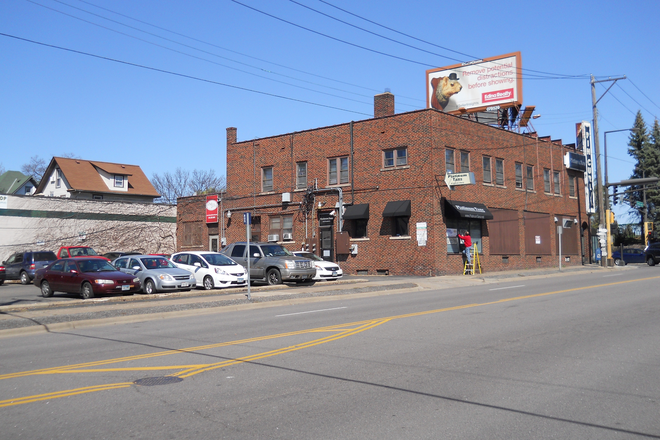Building - Huge 3 Bedroom Unit With Massive Living Room! 2 Bocks to UST! Available 6/1/2025!