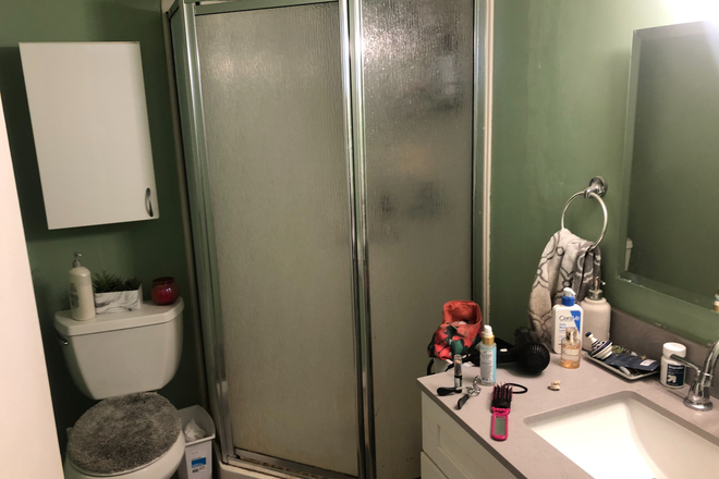 Bathroom - 2 Bedroom /1 Bath/ 1 Block from Campus Triplex