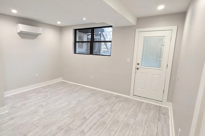 Main room with Closet - Bushwick Spacious Private Br - only 20min away from City Townhome