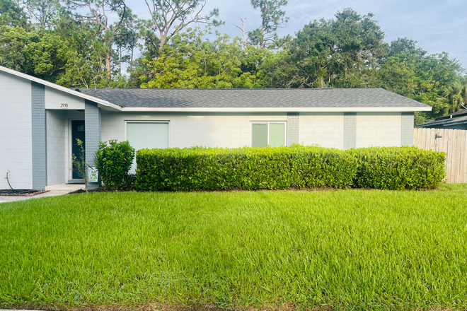 Front house view with sidewalk - Updated Home near UCF campus, 6 mins drive