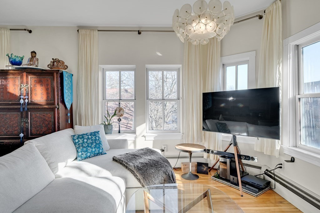 . - GORGEOUS 3 Bed / 2 Bath w/ LAUNDRY IN UNIT! Heat & Hot Water Included!! Available NOW!! Apartments