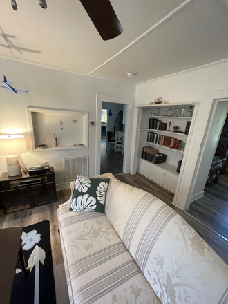 Living room - The Birdhouse - Short walk to Campus