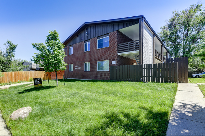 Exterior - 2 Bedroom apt. 1 room available at 3220 Madison Unit 3