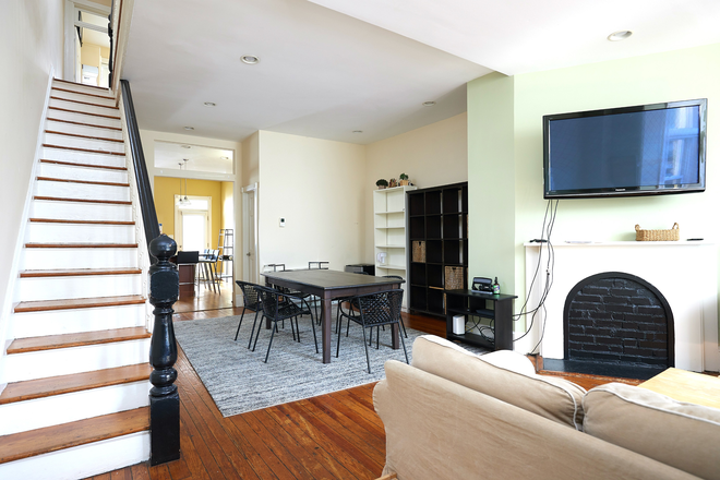 Living area - 4 bed/3.5 bath Luxury Rental at 35th & O St. (2 blocks from main gates)