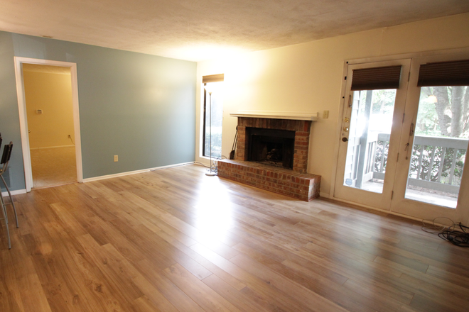 living room - 1 Bedroom with private bath in 2 Bedroom/2 Bath roommate plan condo, female roommate