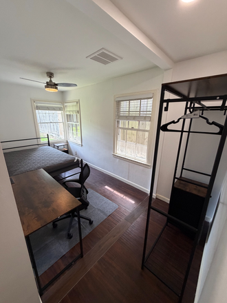 Room 4 - Room for rent just minutes walk from UoH and TSU. 10 min drive to Rice University. House