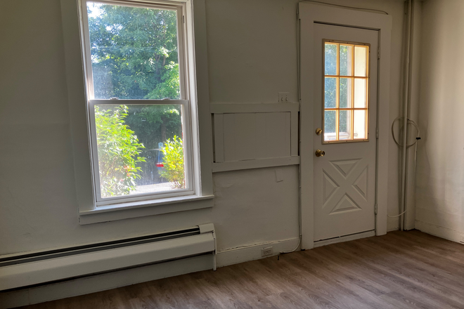 bedroom - Three bedroom apartment-Amherst-Umass bus