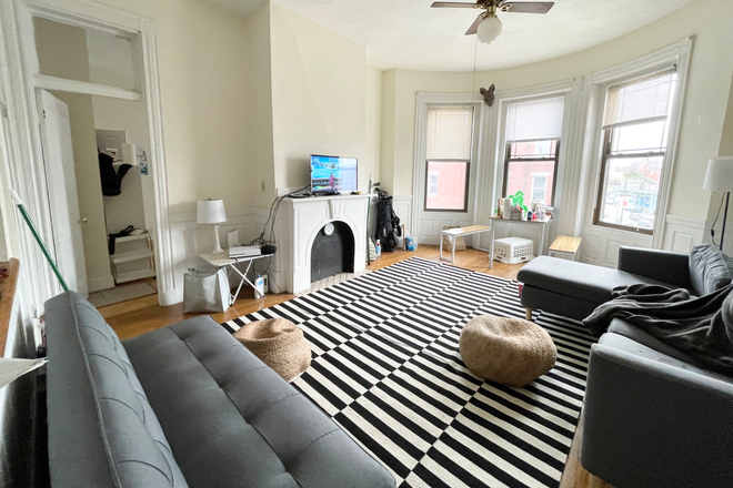 LIVING - NO BROKER FEE! 3 BED WITH IN UNIT LAUNDRY! 9/1/26!