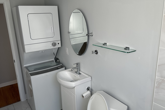 Bathroom 2 - Charming Shared Rentals in Nairn Avenue - Nairn Avenue, Toronto Townhome