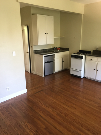 Entry - Beautiful Studio on Northside near Campus Apartments
