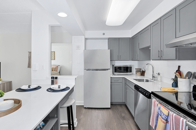 Kitchen with Dining Table - Parkside Apartments